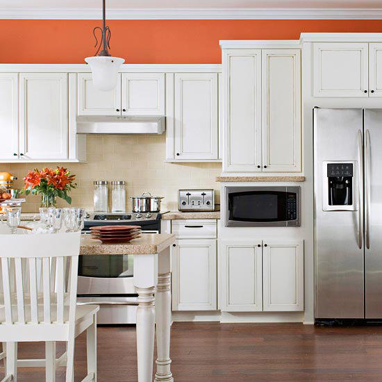 آشپزخانه ای سفید نارنجی و کانتر آشپزخانه سفید