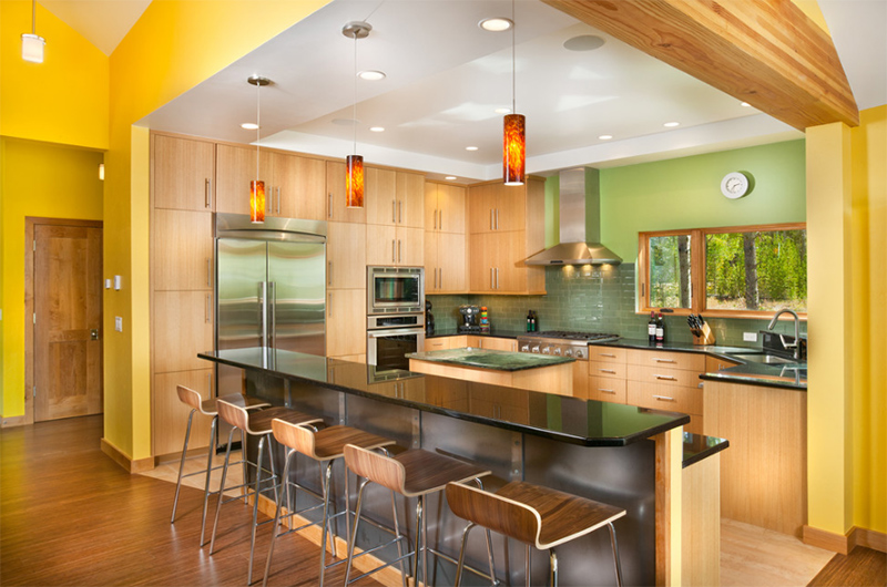آشپزخانه سیاه و چوبی با بین کابینتی سبز